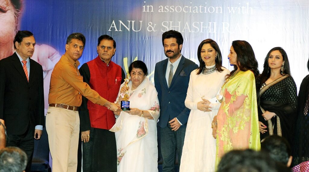 The Minister of State (Independent Charge) for Information & Broadcasting, Shri Manish Tewari presenting the 1st Yash Chopra Memorial Award to Bharat Ratna Ms. Lata Mangeshkar, in Mumbai on October 19, 2013 (1).jpg — related to She Wanted a Share
