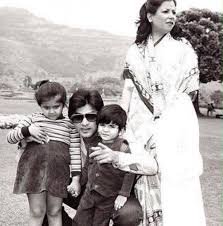 childhood picture of Ekta Kapoor with famiy