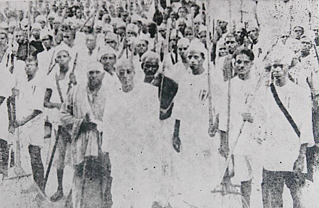 Peaceful volunteers standing firmly against police during the Dharasana Salt Works protest