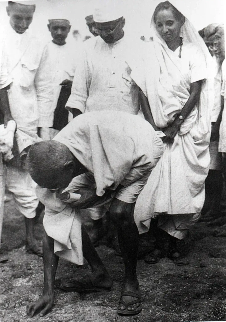 Millions of Indians breaking the salt tax law on the beaches of Dandi