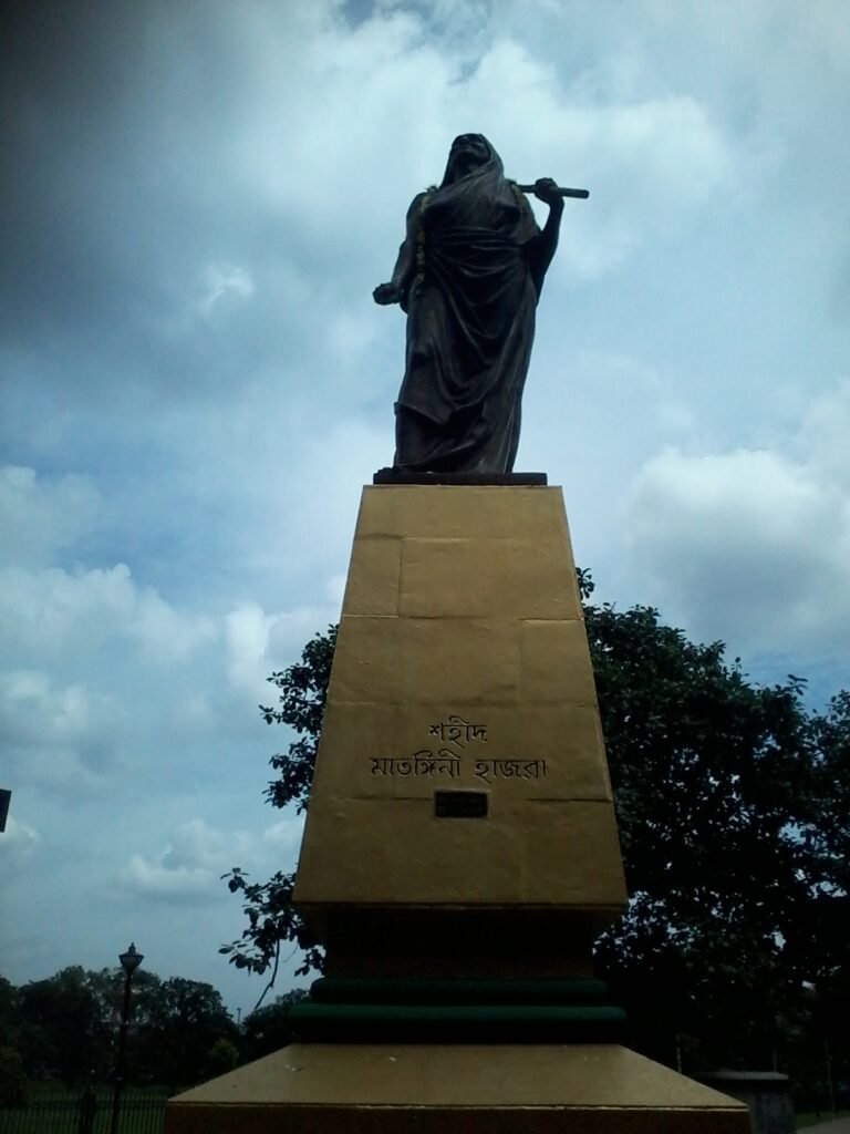 Monument to Matangini Hazra holding a flag in Kolkata